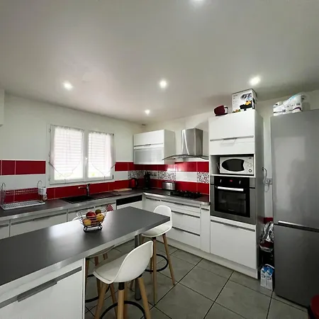 Maison Spacieuse Avec Gonflable *
